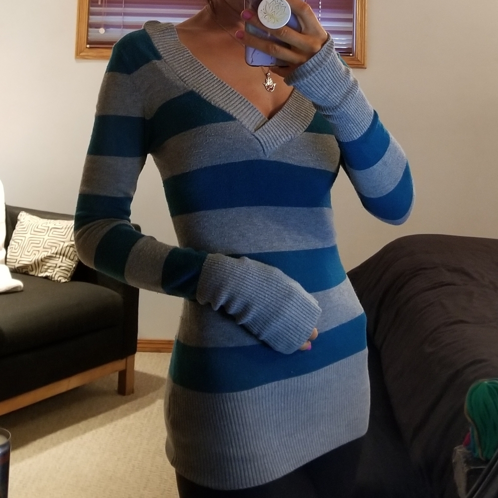 Long sleeve, V neck